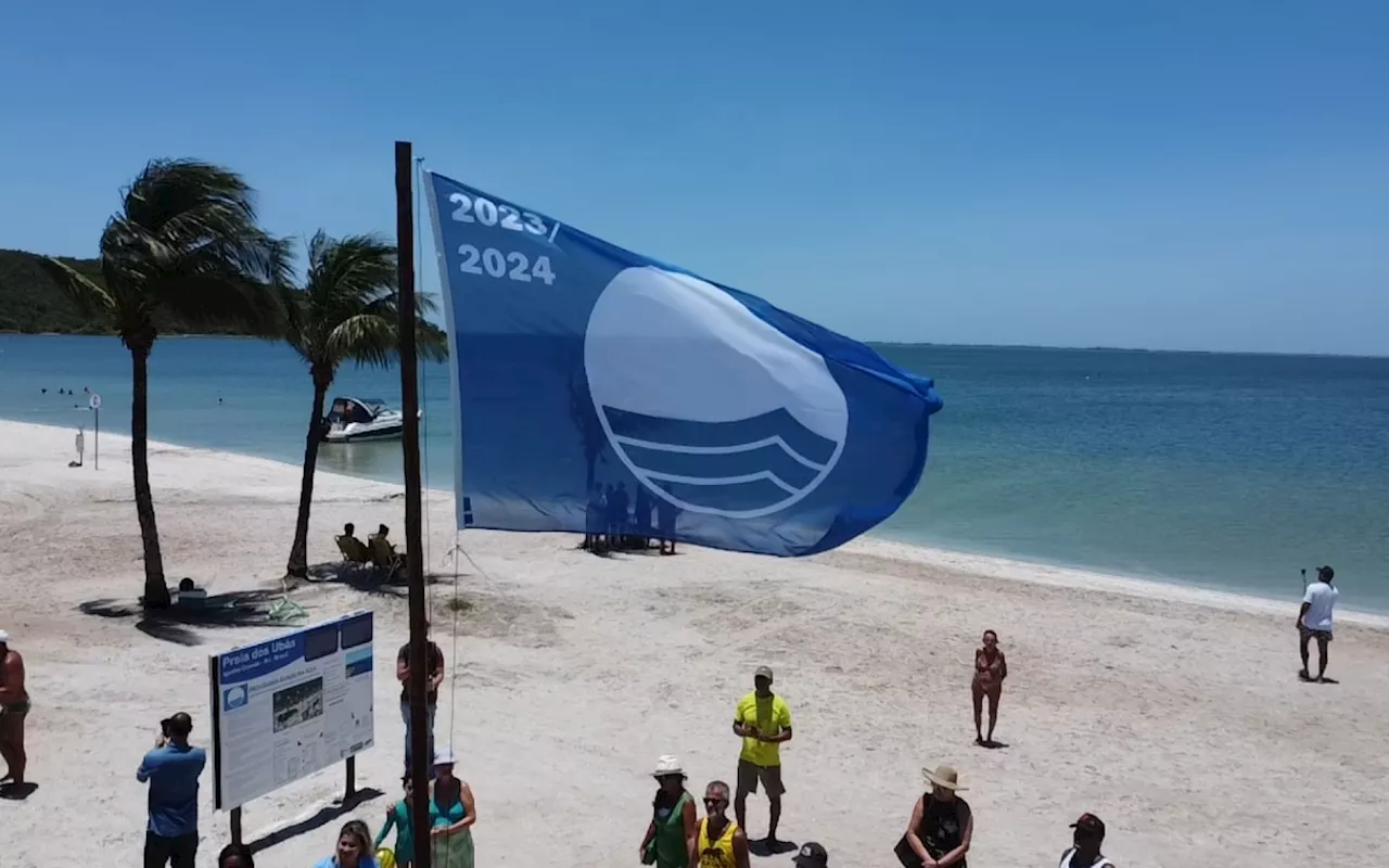 Bandeira Azul é hasteada pelo segundo ano consecutivo na Praia dos Ubás, em Iguaba Grande