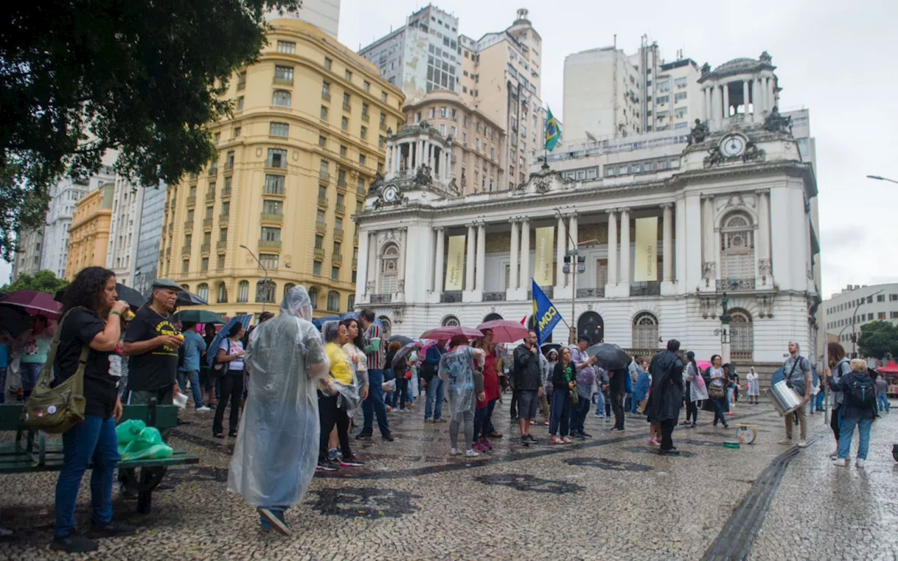 Servidores da rede municipal de educação realizam ato contra projeto de lei que altera estatuto