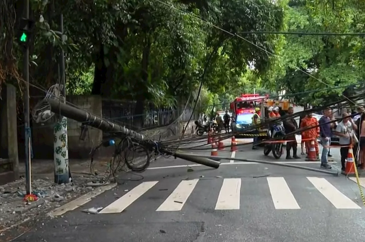 Poste Cai e Interdita Rua das Laranjeiras, Causando Tráfego Intenso no Rio