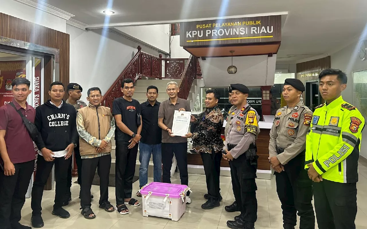 Dikawal Ketat Petugas, Logistik Pilgub Riau 2024 dari Rohul Tiba di KPU Provinsi