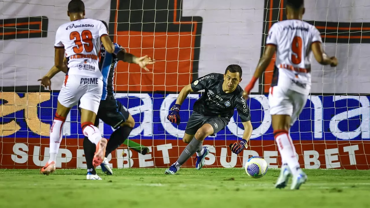 Goleiro do Grêmio é vetado por protocolo de concussão e não enfrenta o Corinthians