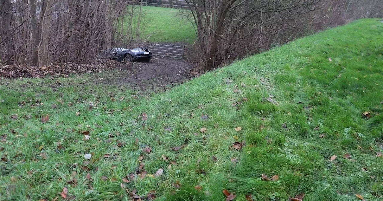 Ausparkmanöver missling: Mercedes rollt bei Steinheim einen Abhang hinunter