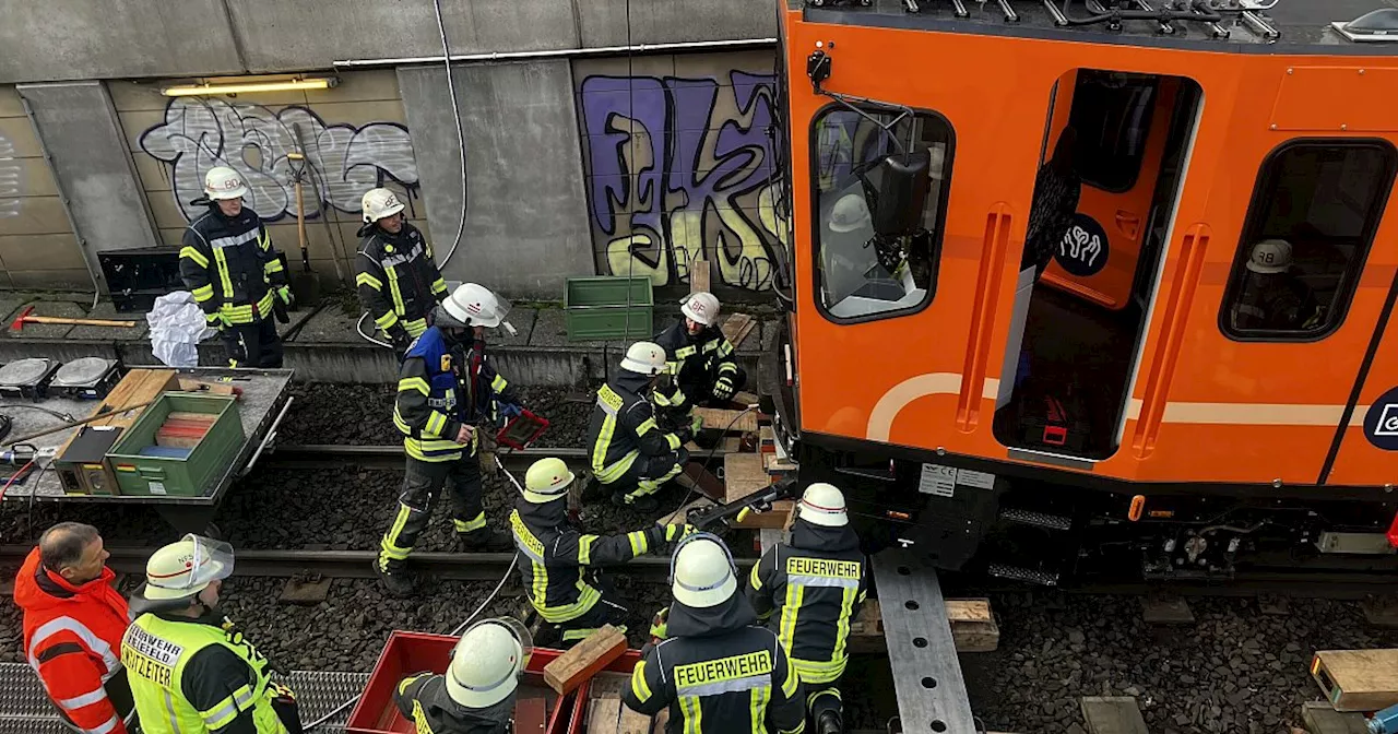 Stadtbahn-Störung: Entgleister Spezialzug sorgt für vierstündigen Feuerwehreinsatz