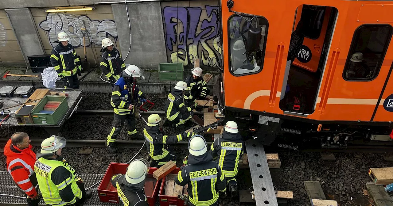 Stundenlange Störung: Entgleister Bielefelder Spezialzug sorgt für Feuerwehreinsatz