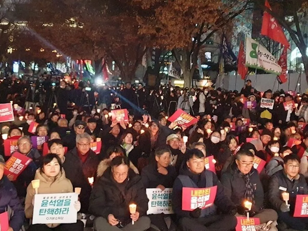 윤석열 퇴진 촉구 촛불집회, 1만 명 참가