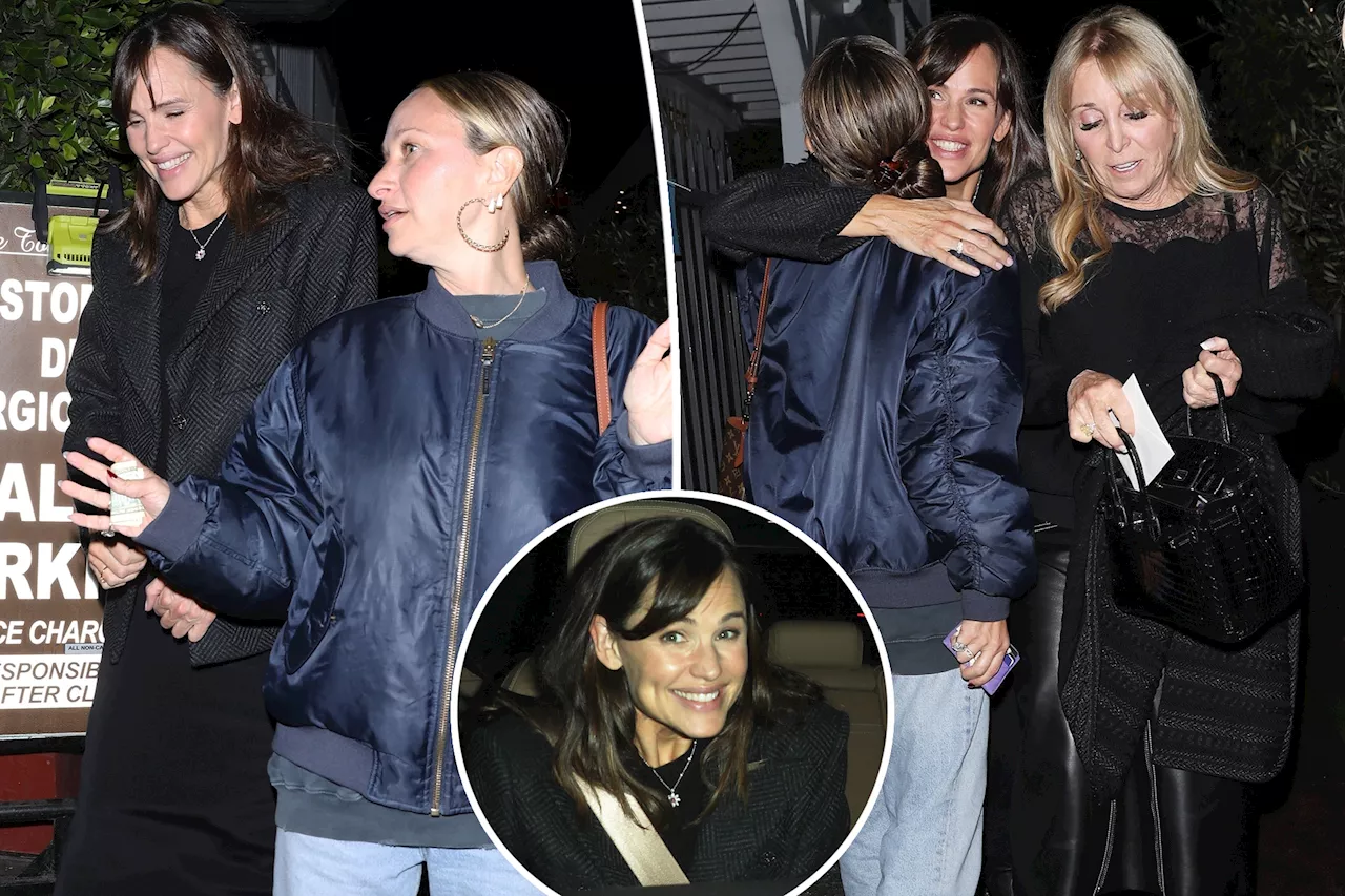 Jennifer Garner beams during girls' night out with Jennifer Meyer and friends