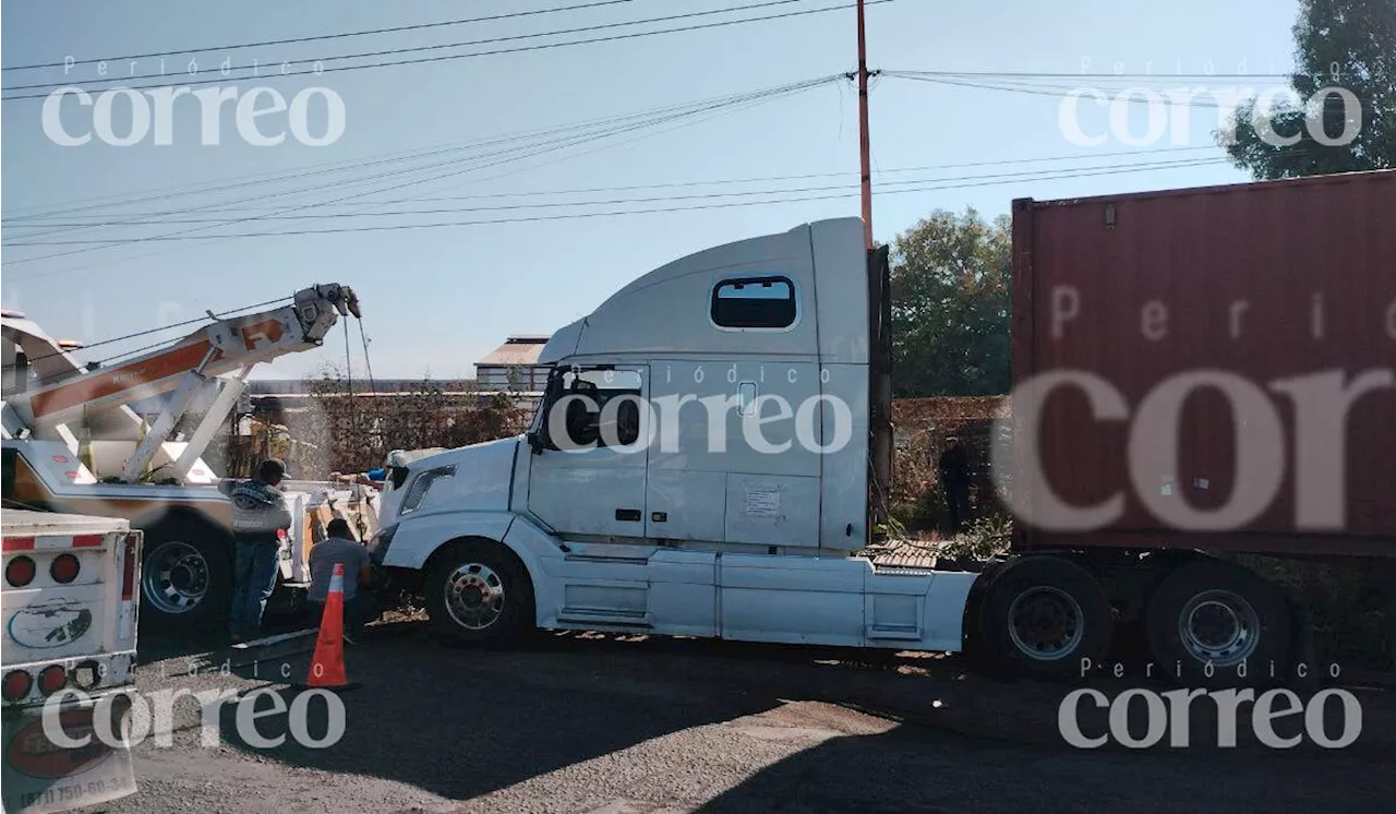 Trailero sufre intento de asalto sobre la Irapuato-Abasolo; está delicado