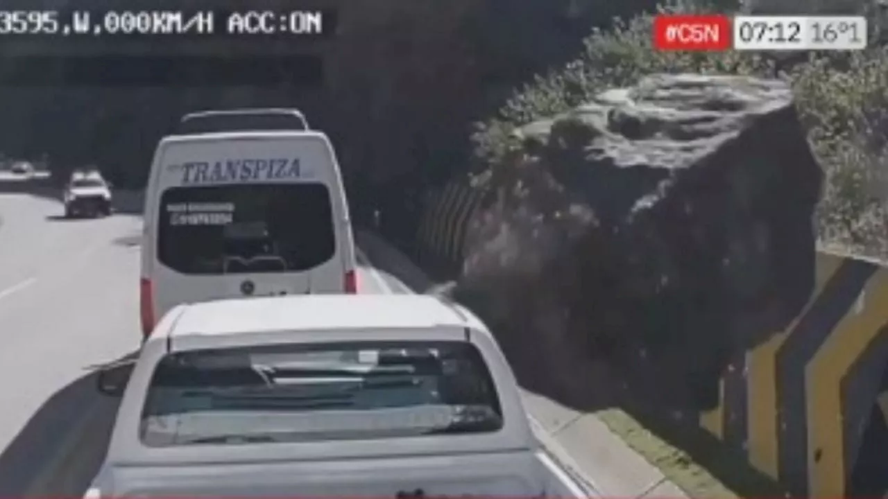 Roca gigante cae sobre una camioneta y mata a tres personas (Video)