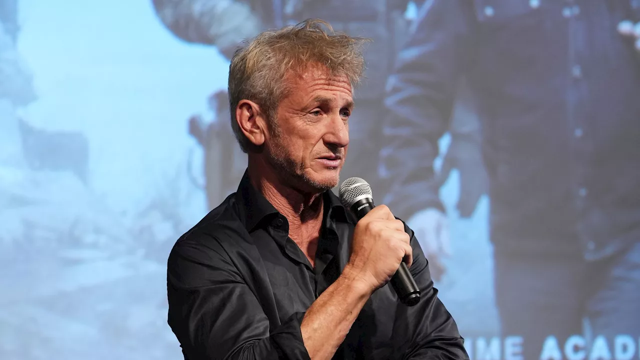 Sean Penn raucht auf der Bühne des Marrakech Filmfestivals