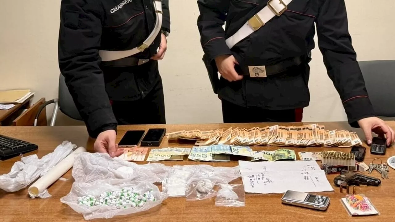 Cocaina, appunti e una pistola con 52 colpi nella casa del pusher