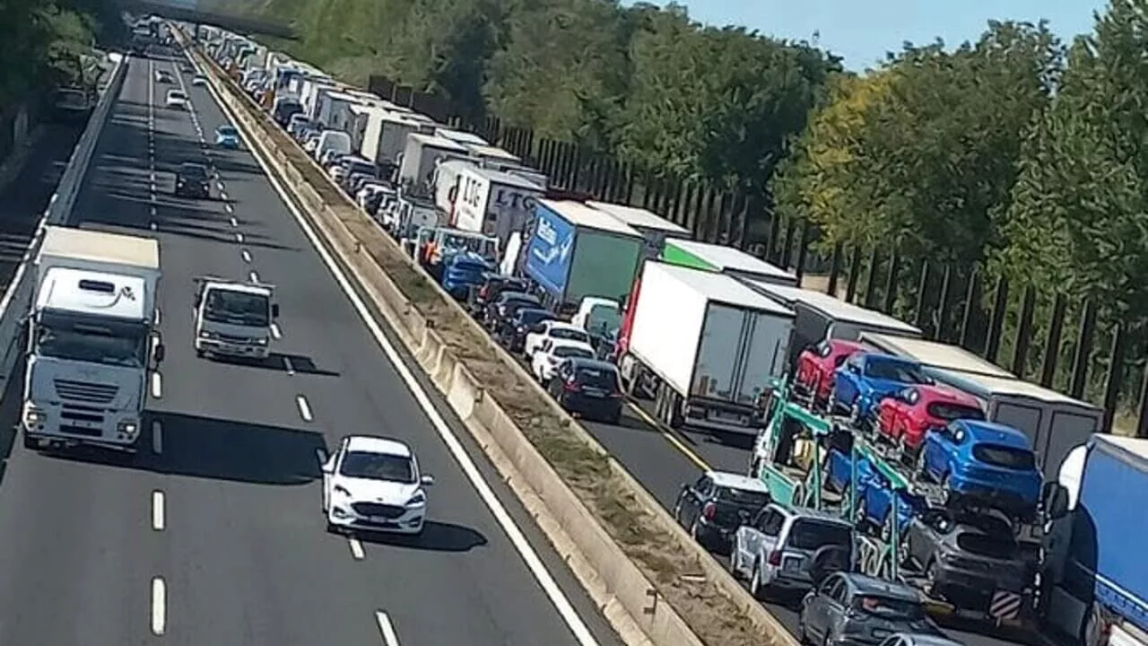 Incidente in autostrada: scontro tra due camion, chiusa l'A1