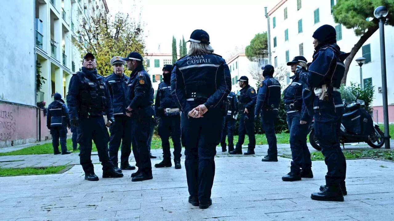 Quarticciolo sotto assedio, posti di blocco e controlli all'alba tra le via dello spaccio e le case occupate