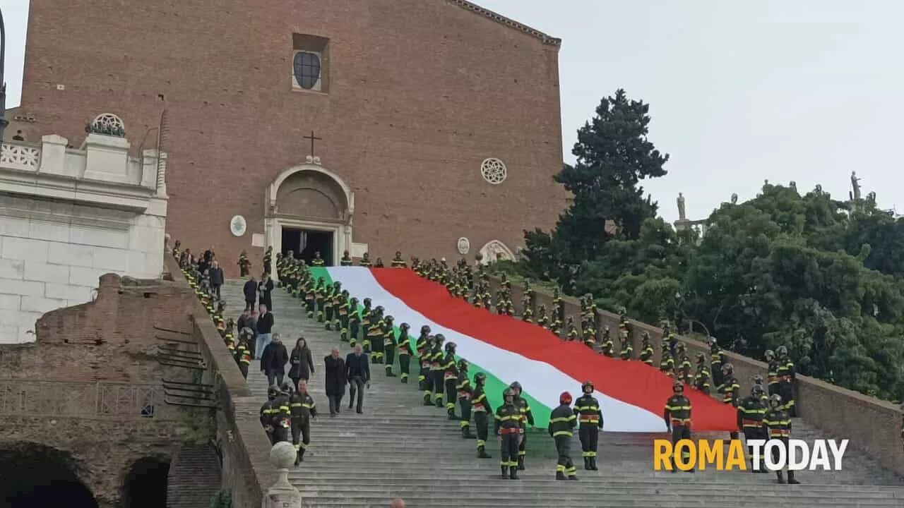 Santa Barbara: tricolore sulla scalinata della basilica di Santa Maria in Aracoeli, i pompieri celebrano la loro patrona