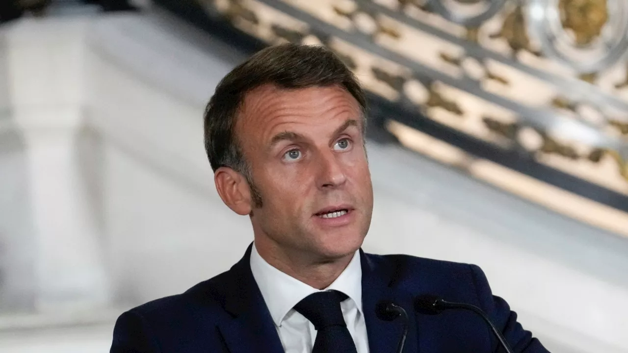 Emmanuel Macron evita anunciar al nuevo primer ministro tras la moción de censura