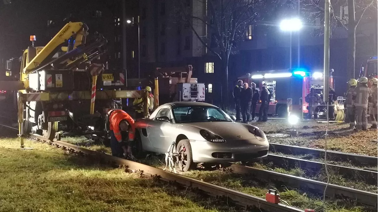 Feuerwehr muss Fahrzeuge befreien: Autofahrer geraten auf der Bornholmer Straße in Berlin ins Tram-Gleisbett