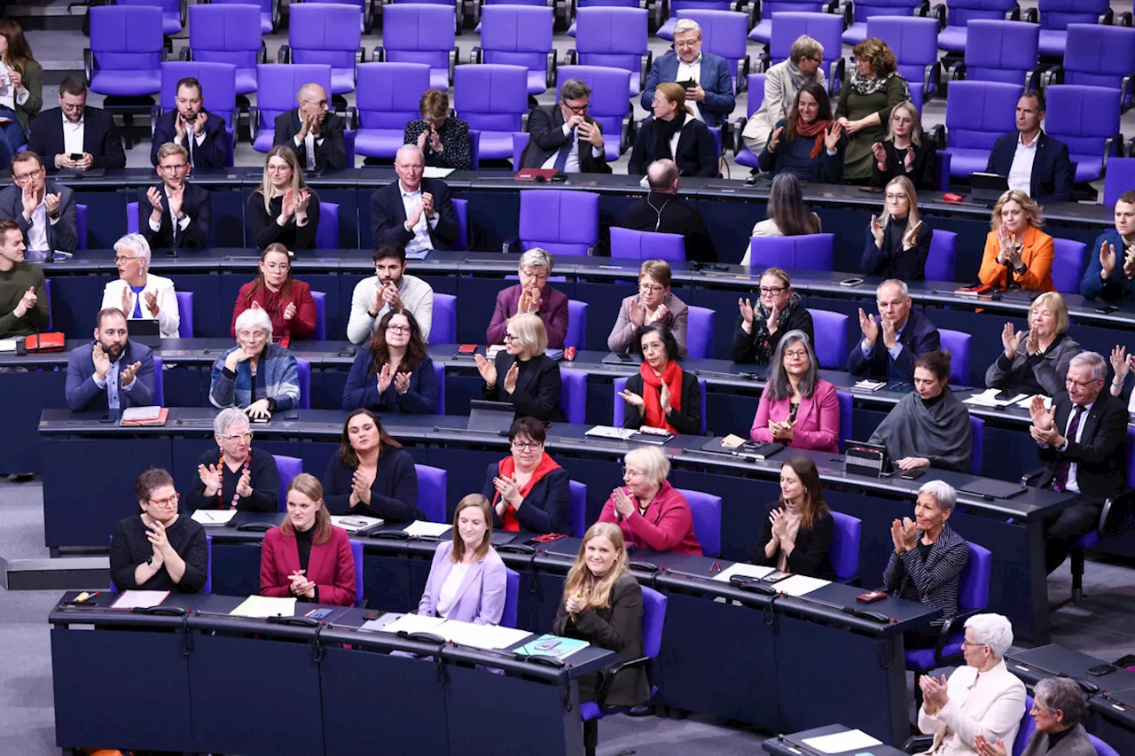 Bundestag Debatte über Schwangerschaftsabbrüche: Abtreibung in den ersten zwölf Wochen könnte legalisiert werden