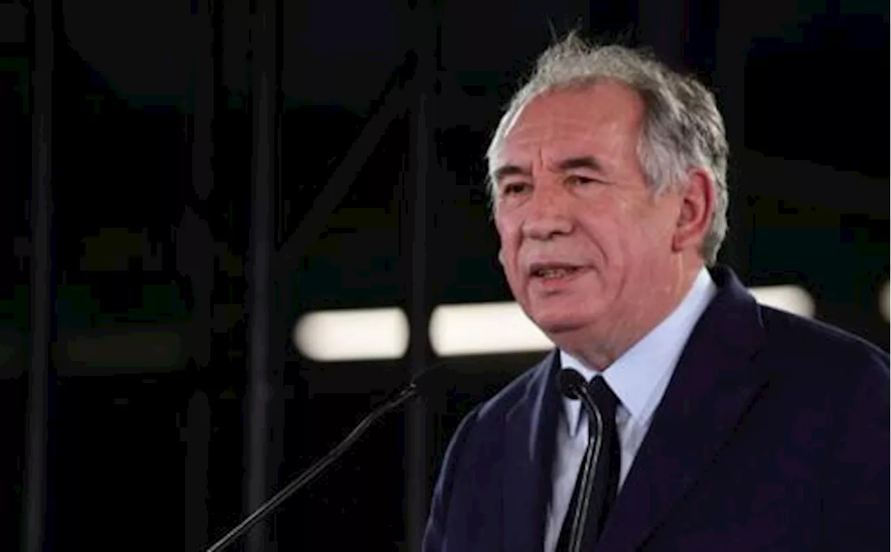 Crisi in Francia, Bayrou a pranzo all'Eliseo con Macron: è un segnale?