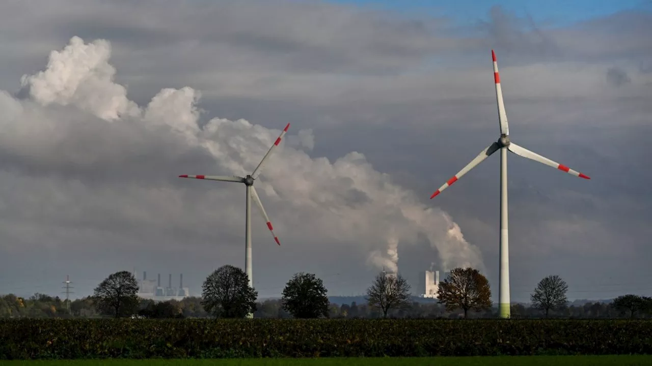 Starmer denies changing 2030 green energy pledge despite continued reliance on gas