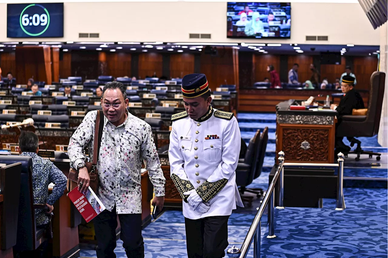 Awang mohon maaf tuduh bekas menteri DAP ‘songlap’ RM94 juta