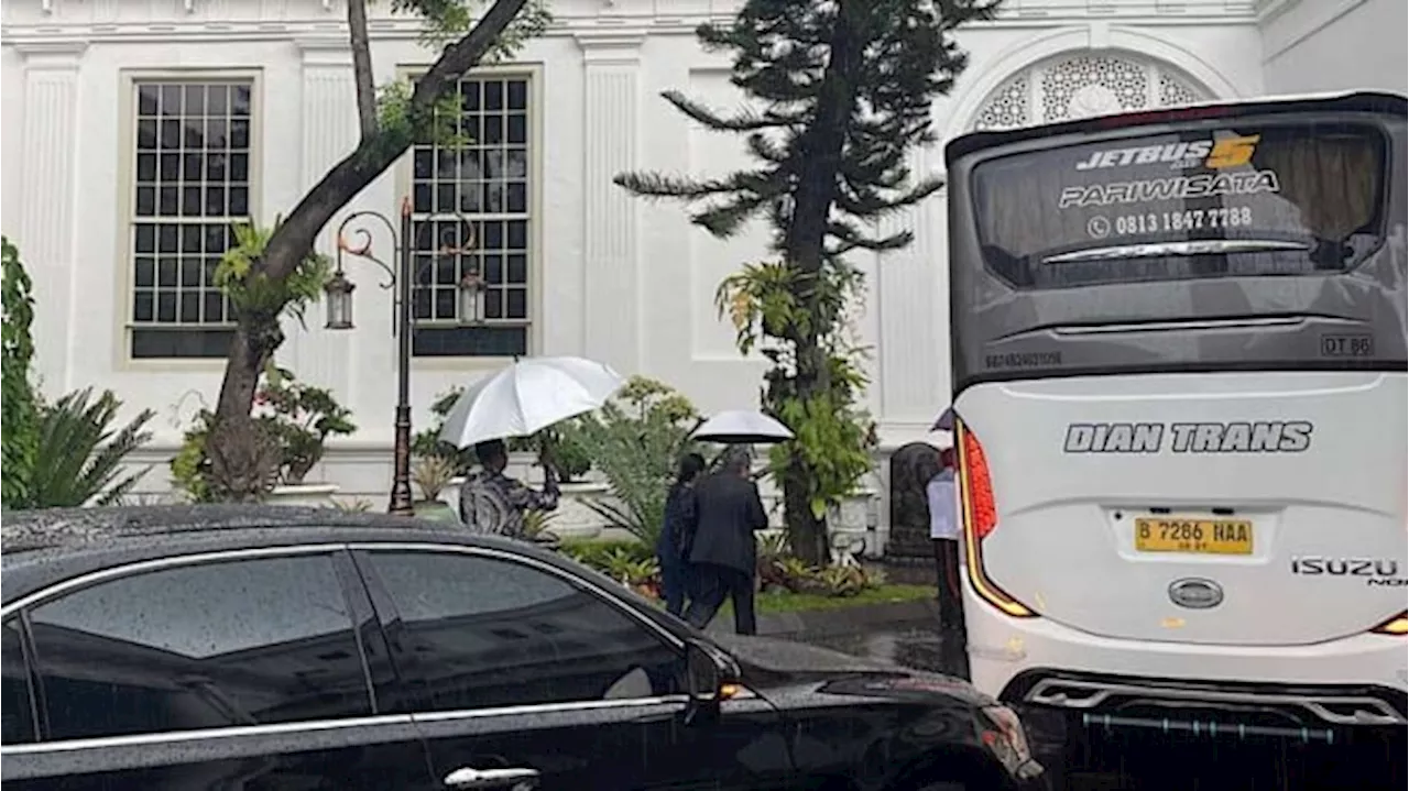 Penampakan Pengusaha Jepang Temui Prabowo di Istana Saat Hujan Deras