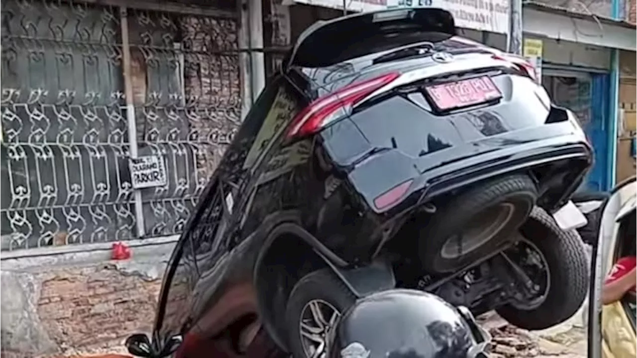 Viral Toyota Fortuner Pelat Merah Nyungsep ke Selokan