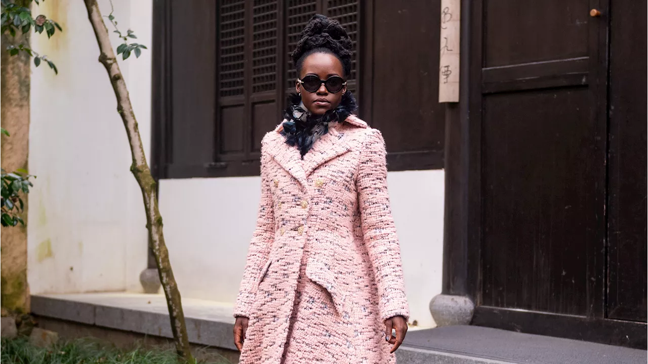 Lupita Nyong’o luce el abrigo rosa más elegante en el desfile pre-fall 2025 de Chanel