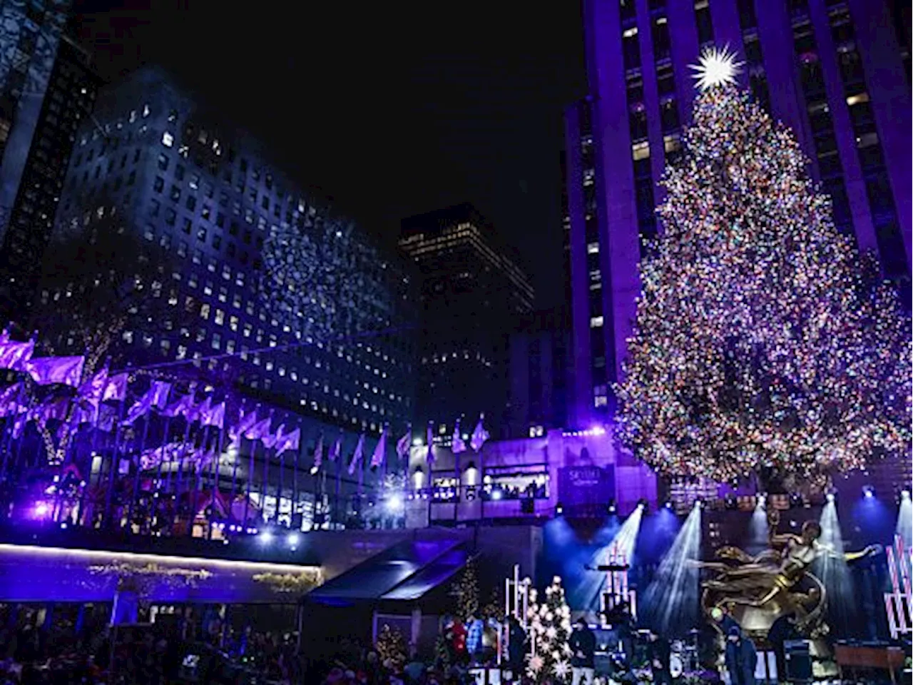 New York Festsaison Beginn: Feier des Anknipsens des berühmten Rockefeller Center Weihnachtsbaums