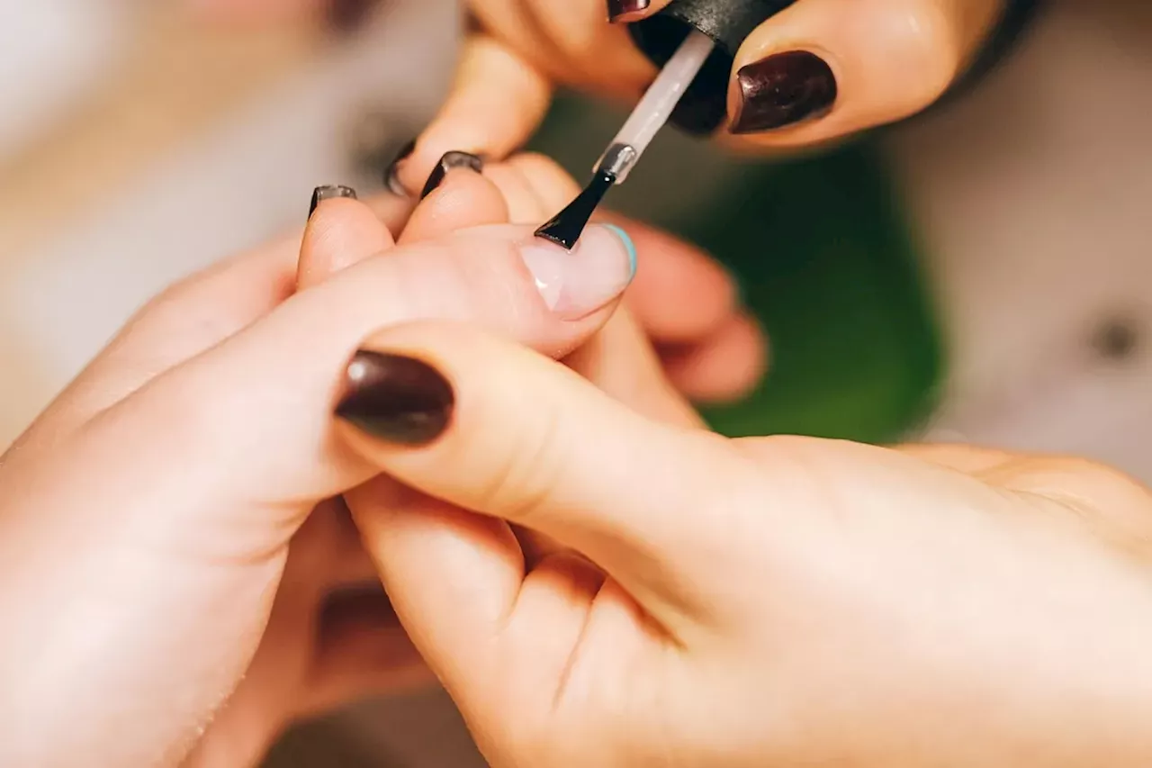 La manicura que será tendencia en 2025: así son las uñas francesas triples y 9 diseños para lucirlas