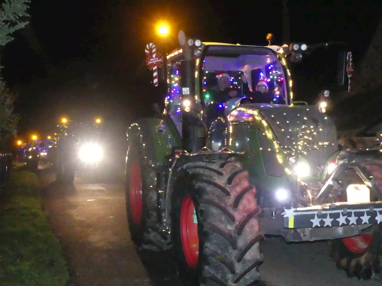 Cette année, des camions compléteront la parade lumineuse des tracteurs près de Dinan