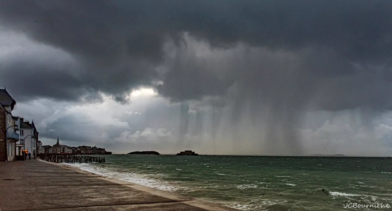 Rafales à 120 km/h, mer démontée, coups de tonnerre : une météo exécrable prévue en Bretagne