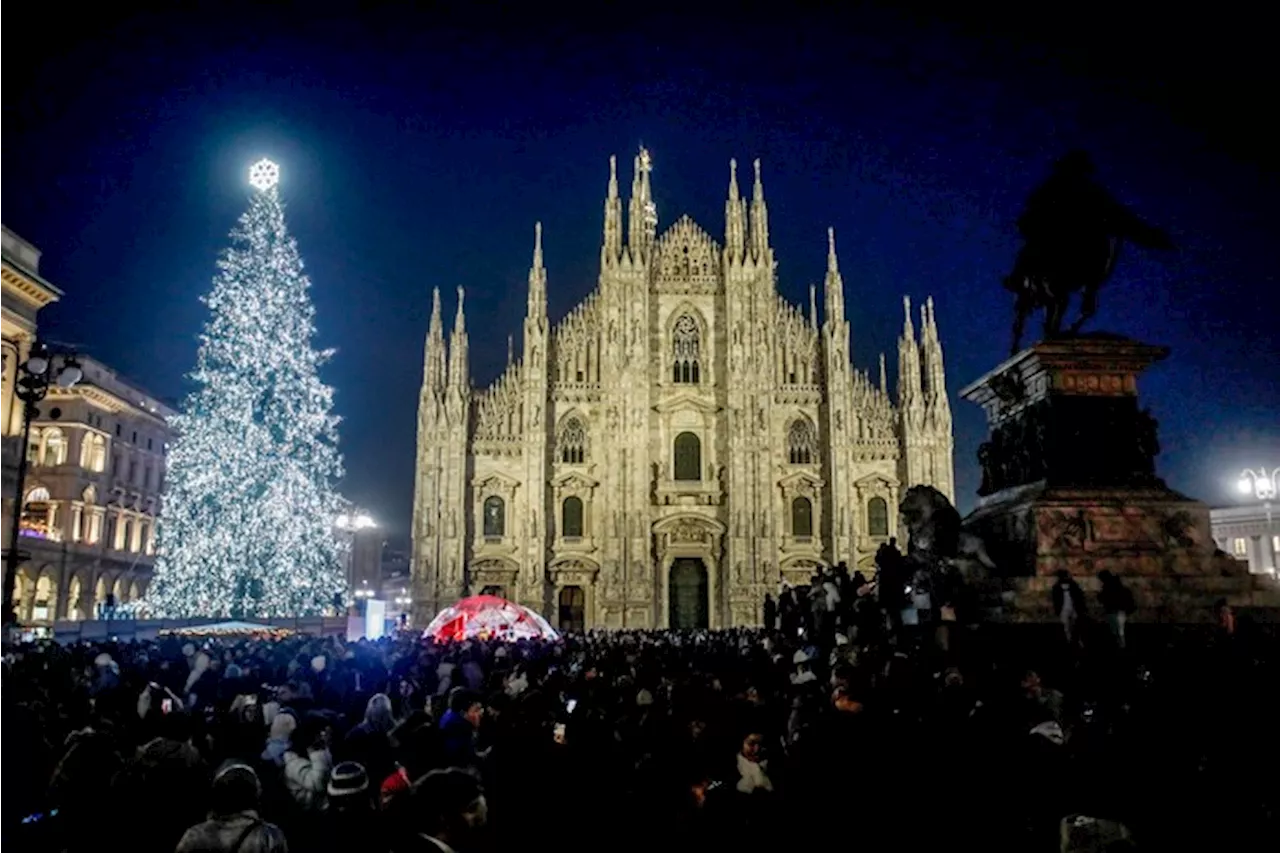 Acceso l'albero di Natale di Piazza Duomo a Milano