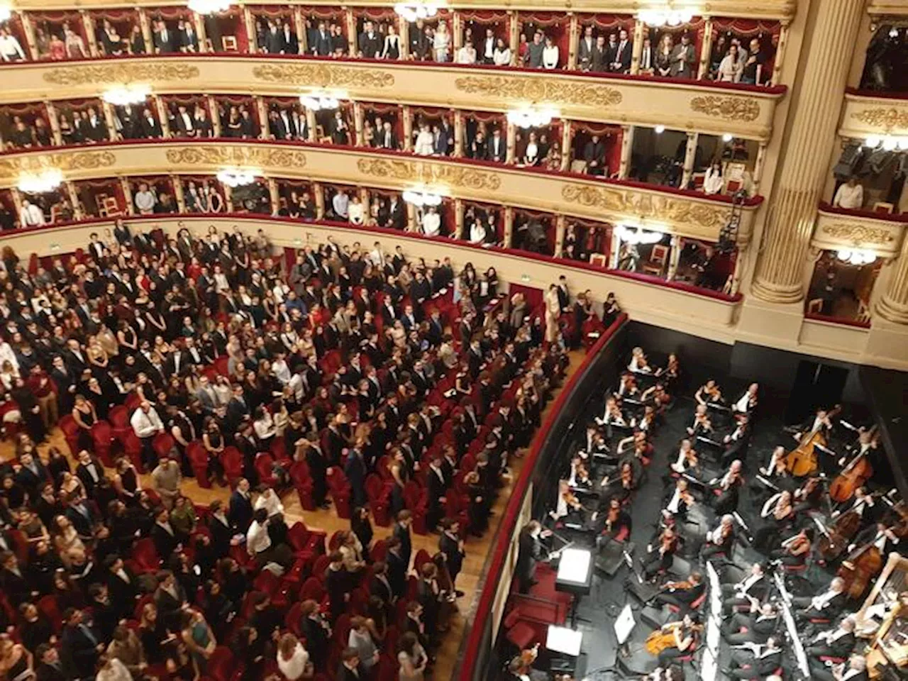 L'attesa della Prima alla Scala tra manifestazioni di piazza e cena di Gala