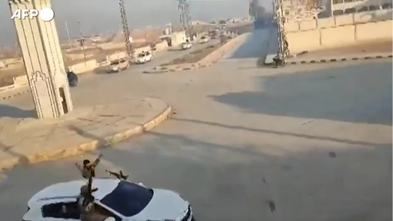 Siria, il video dei jihadisti che avanzano verso Homs