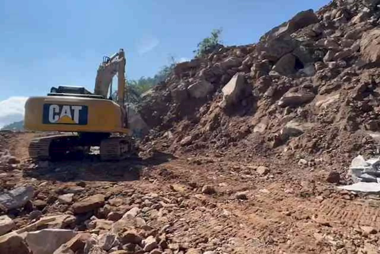 Continúan trabajos de limpieza en derrumbe de Cumbres de Maltrata