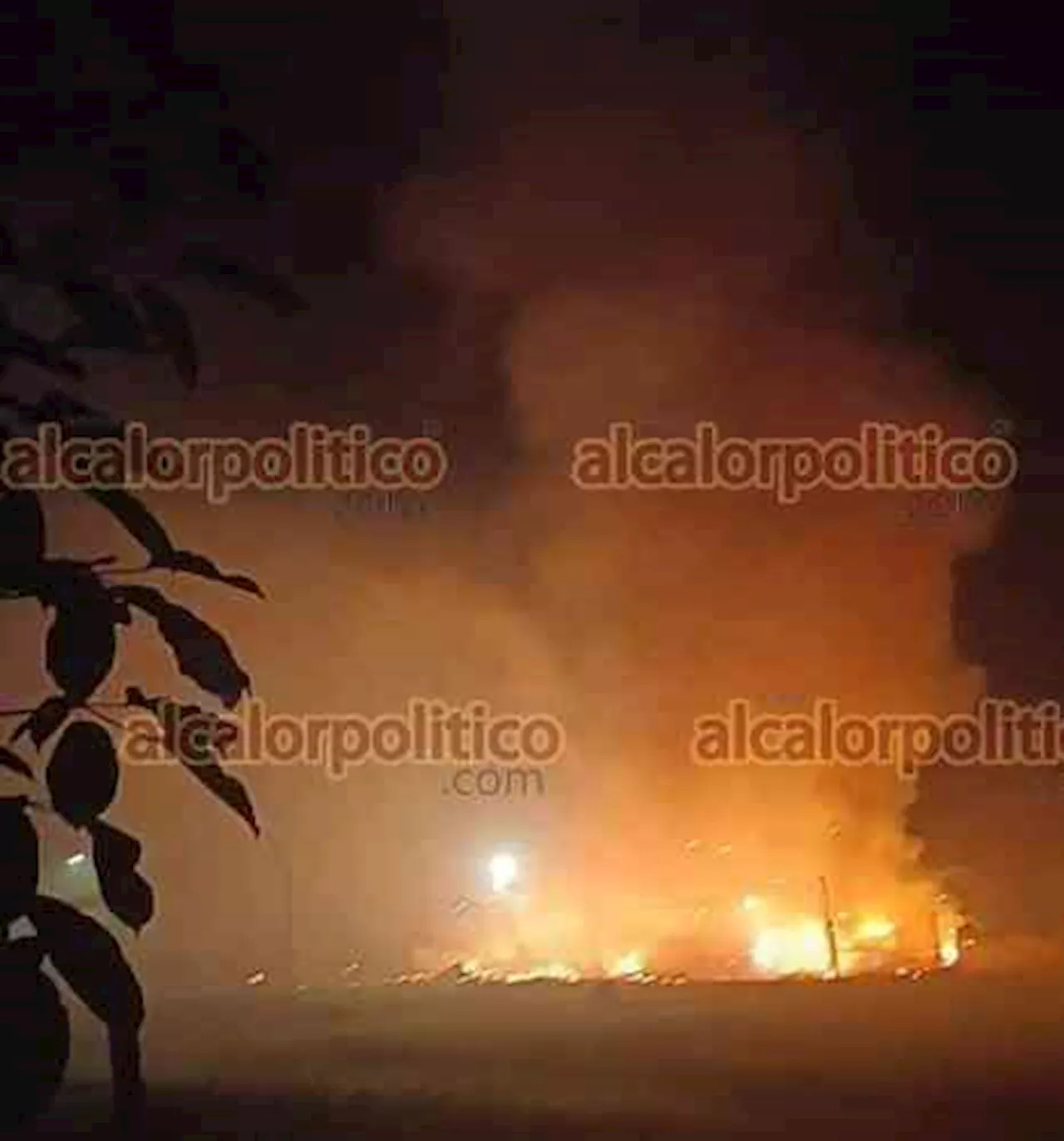 Se incendian puestos de pirotecnia en Isla; no se reportan lesionados