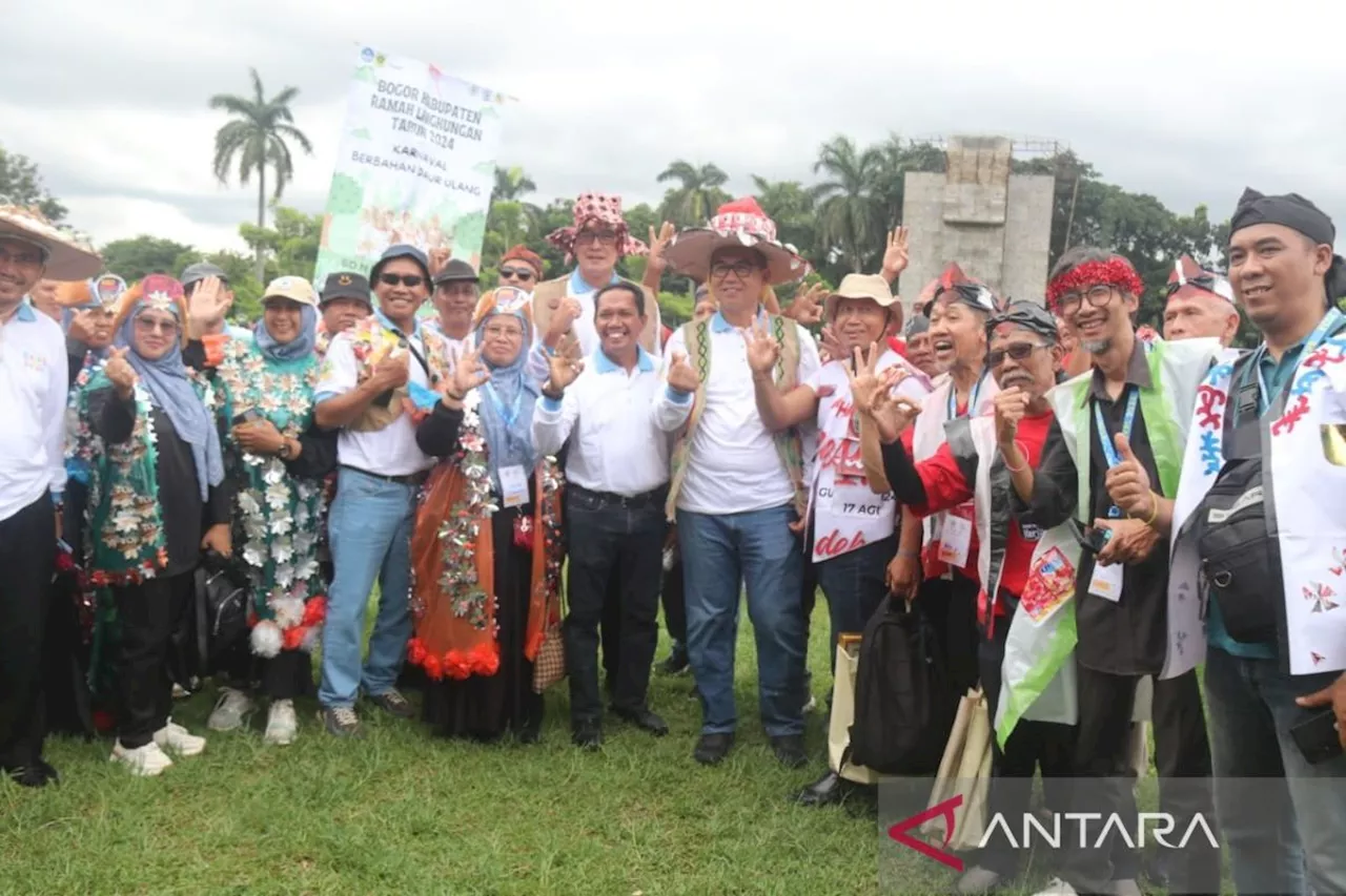 Pemkab Bogor pecahkan rekor MURI 3.425 peserta pawai busana daur ulang