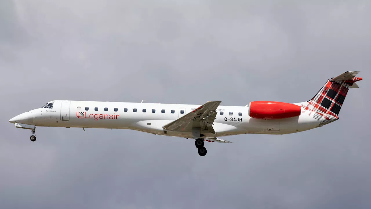 Bei Unwetter: Blitz schlägt in Flugzeug ein, zerstört Cockpit-Scheibe