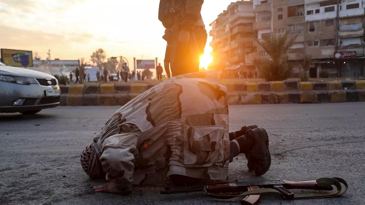 Offensive in Syrien: Aufständische stürzen Statue von Assad-Vater in Hama