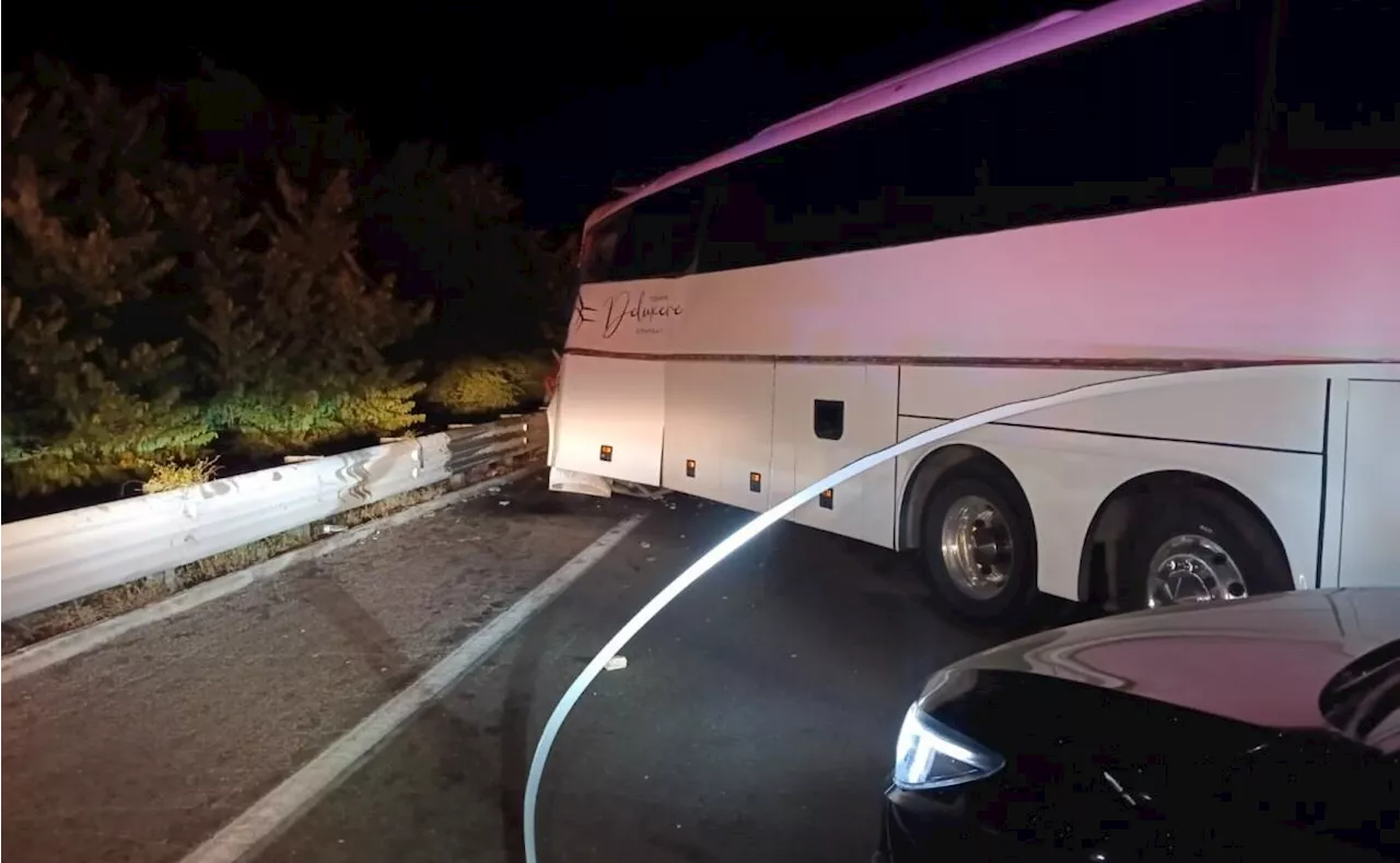 Choque entre autobús, tráiler y camioneta deja 5 muertos en carretera de Sinaloa; hay 43 lesionados