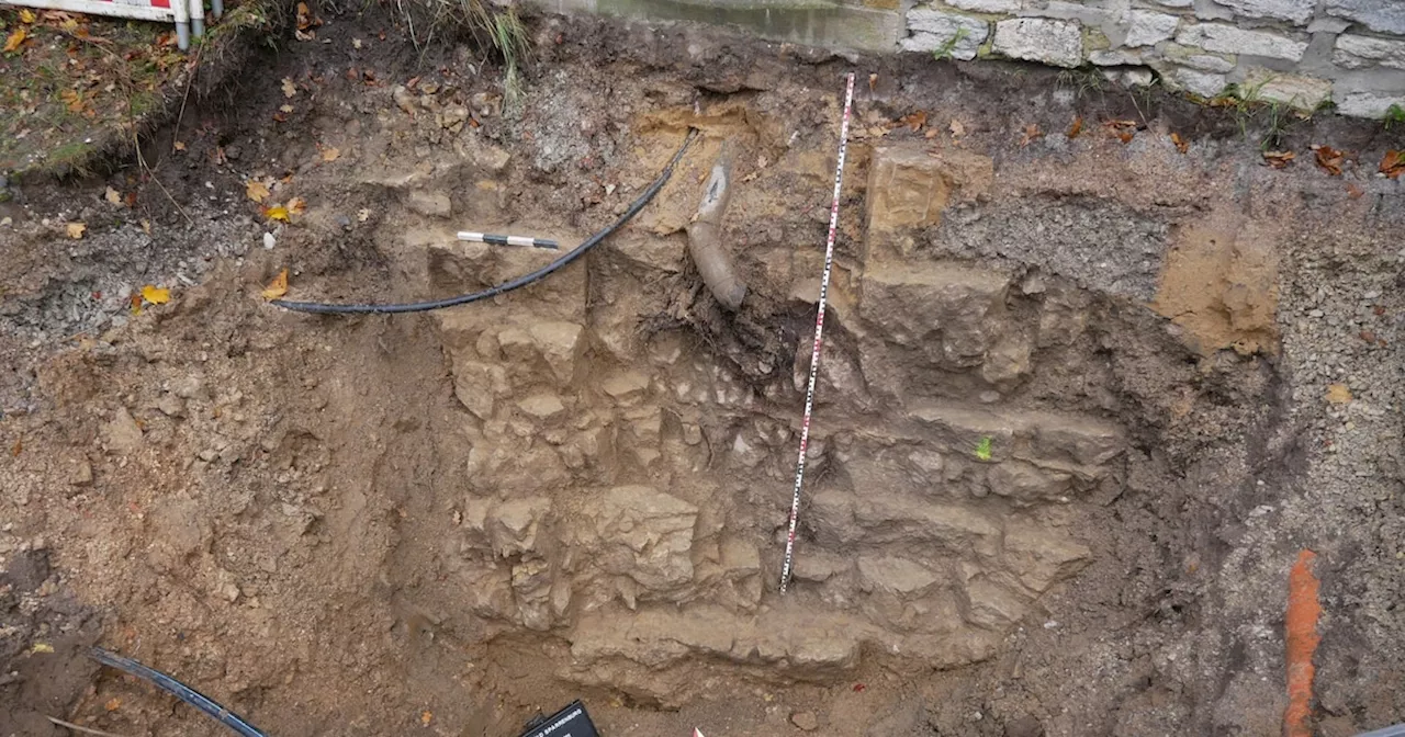 Sensationsfund an Bielefelder Sparrenburg: Archäologen graben uralte Treppe aus