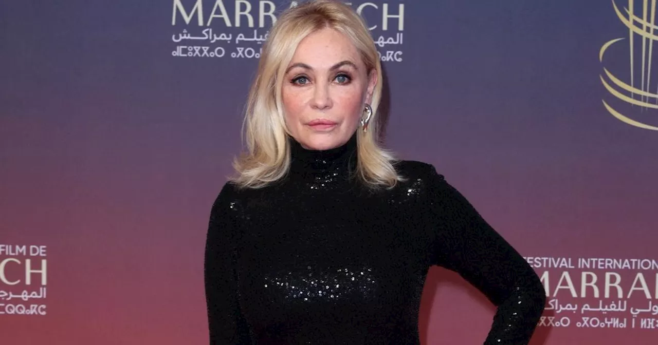 À 61 ans, Emmanuelle Béart ose la robe fendue à sequins sur le tapis rouge