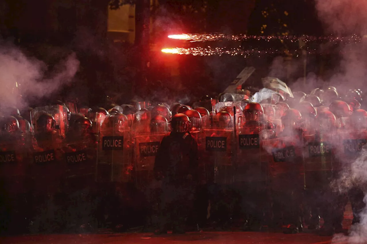 В Тбилиси начали массово задерживать протестующих