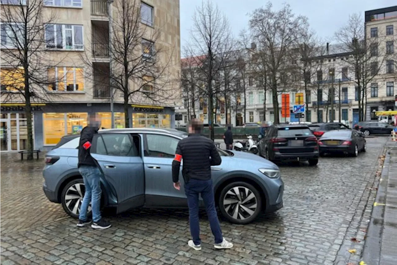 Bende verstuurt drugs via postpakketten: politie rijdt Britse Mercedes klem in Antwerpen, zes arrestaties