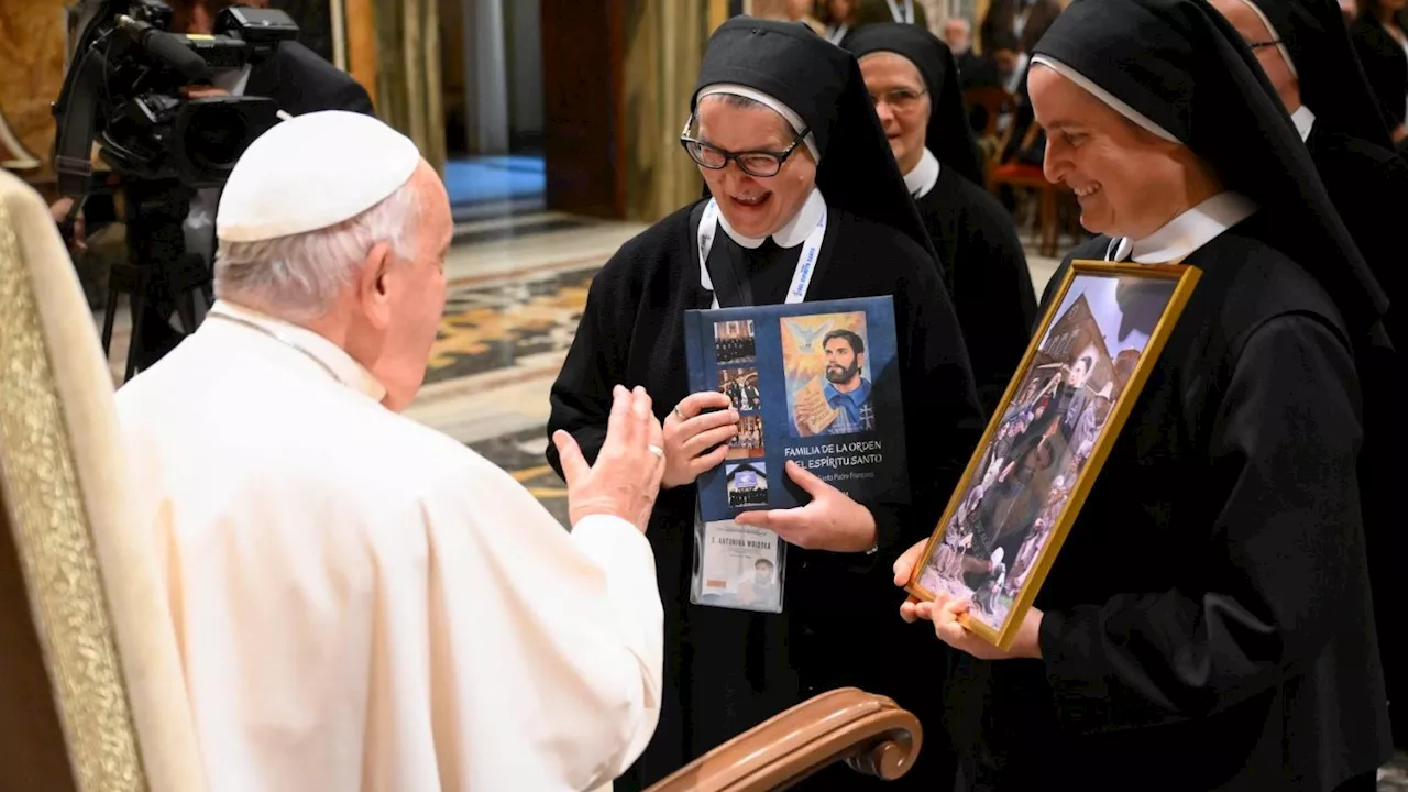 Pope Francis Praises Vow of Poverty as Bond of Communion During Meeting with Canoness Sisters