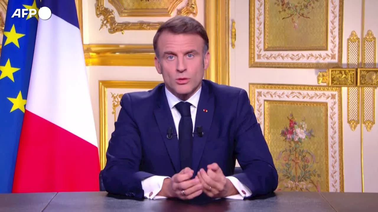 Macron: 'Resto fino a fine mandato. A giorni un nuovo premier'