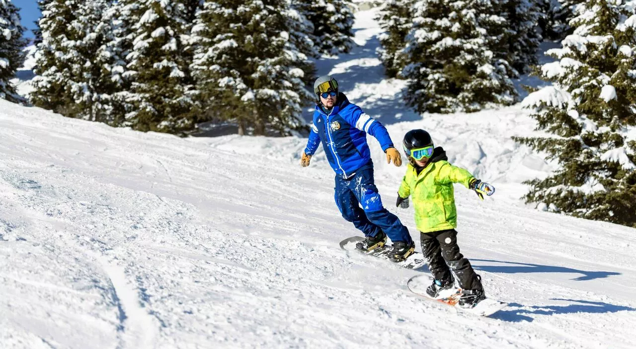 Settimana bianca 2024, ecco tutte le nuove regole per sci e snowboard: dal casco alla segnaletica, le due norm