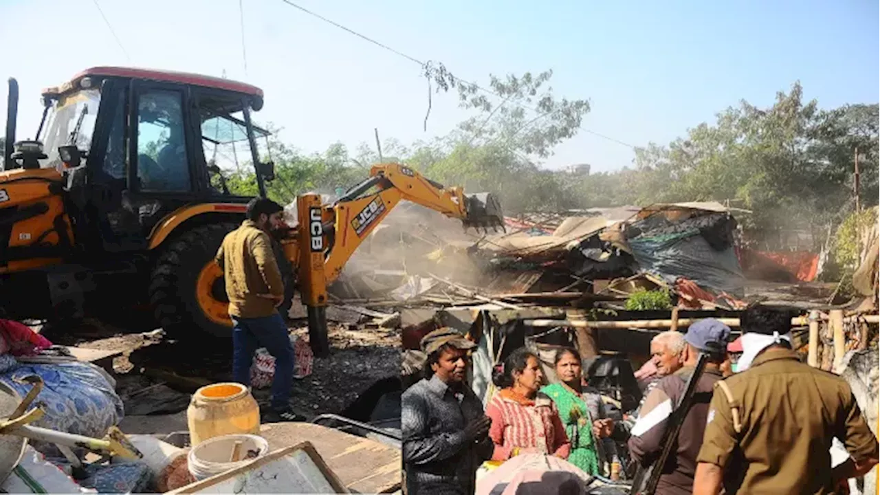 Bulldozer Action: वो गुहार लगाता रह गया और आंखों के सामने..., चंद मिनटों में बुलडोजर ने उजाड़े सैकड़ों आशियाने