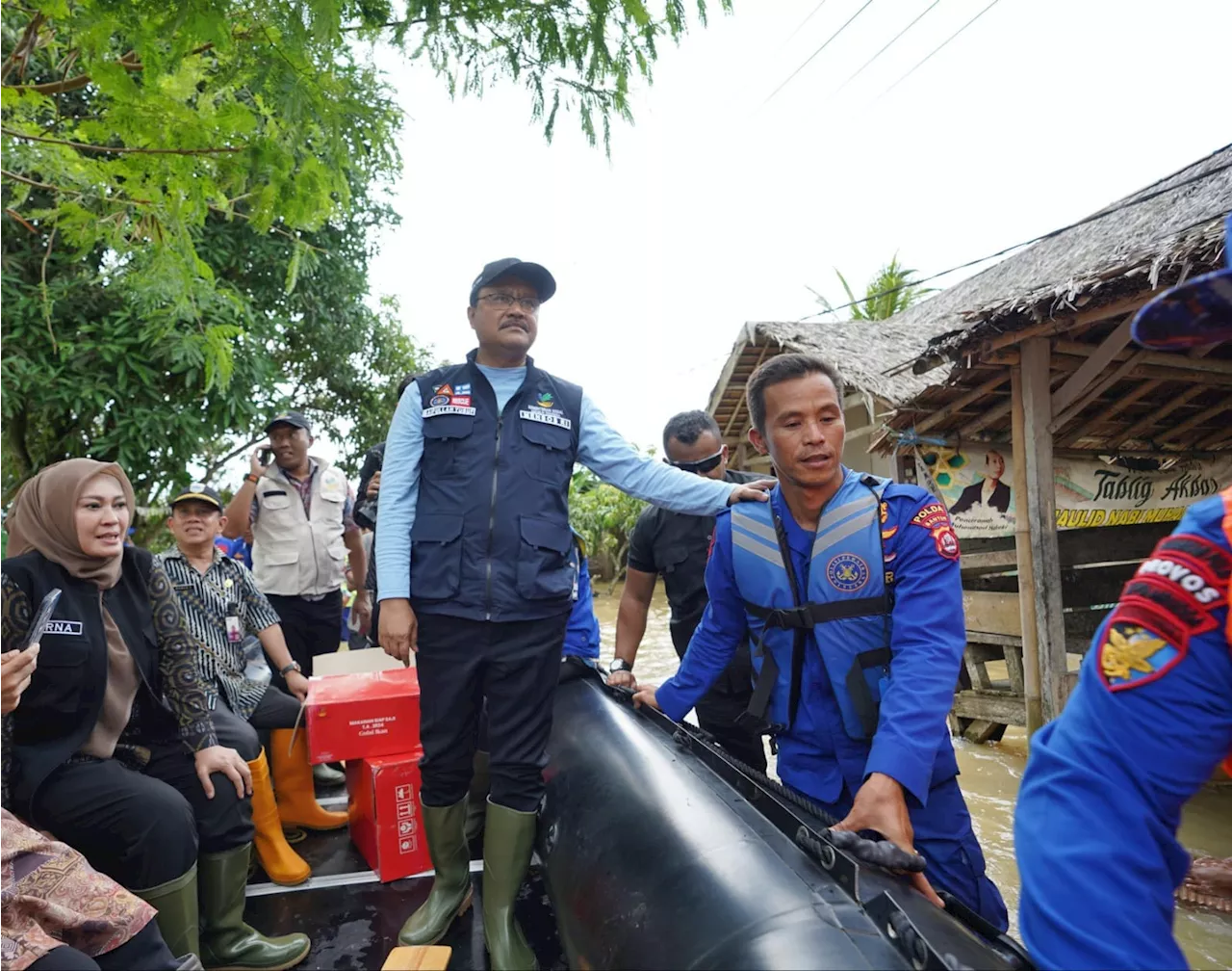 Mensos Gus Ipul Naik Perahu Karet untuk Salurkan Bantuan Korban Banjir di Pandeglang