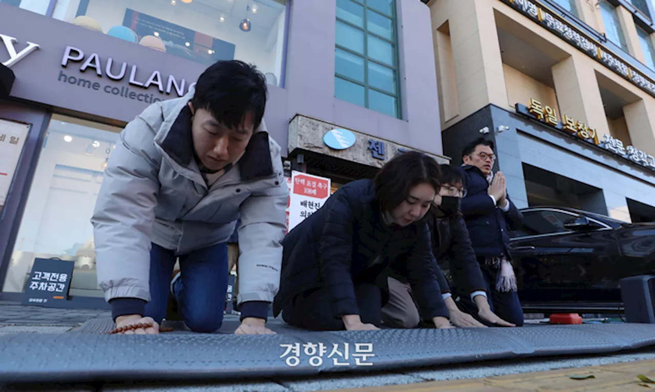 윤석열 대통령 탄핵 표결 요구 시민들, 108배로 항의