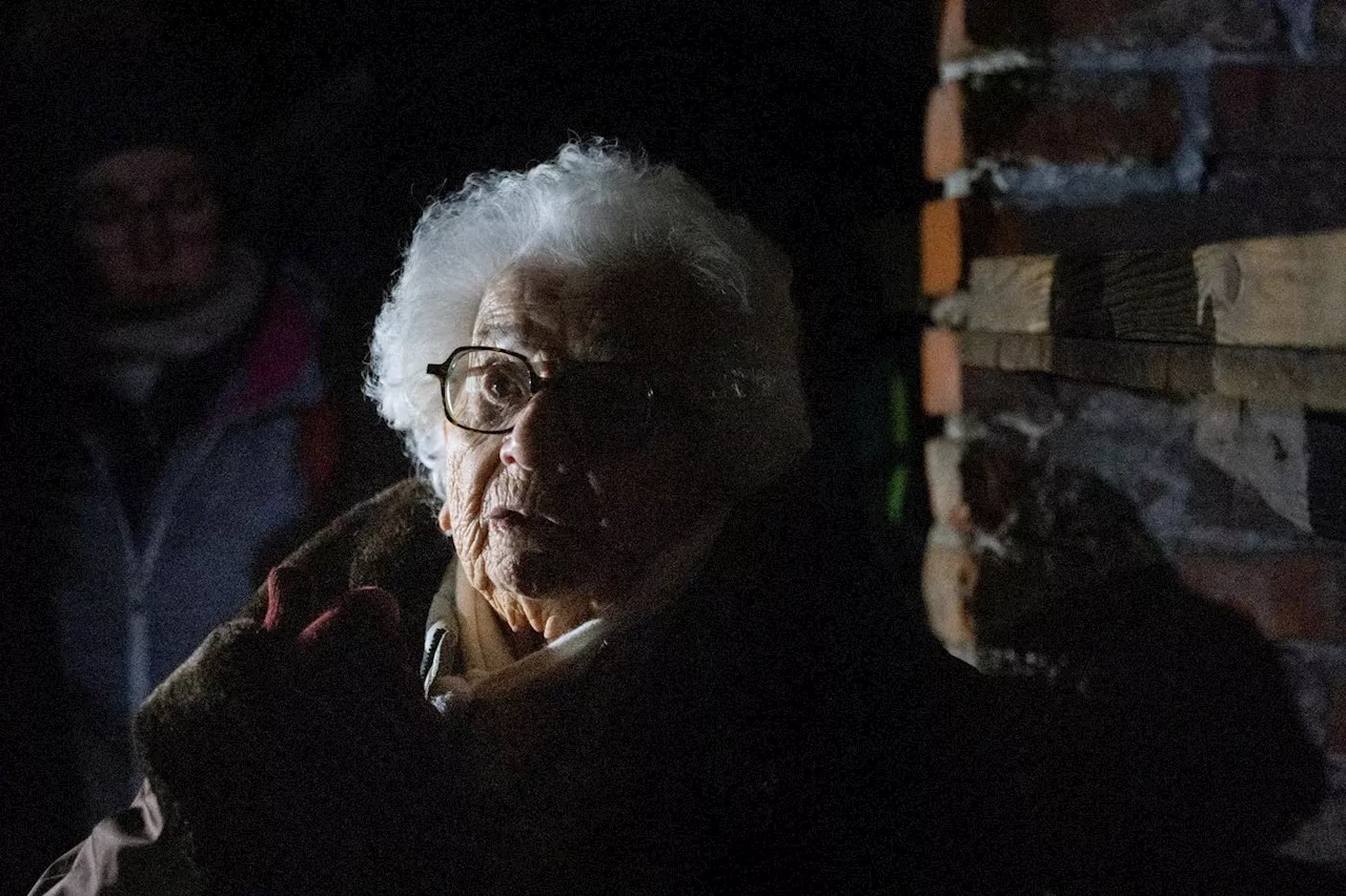 «J'étais une gamine»: à Auschwitz, Esther Senot, 97 ans, témoigne pour des lycéens